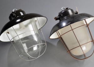 Lámparas industriales con tulipa de cristal templado. Checoslovaquia, 1930-1940