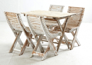 Mesa y sillas de jardín suecas